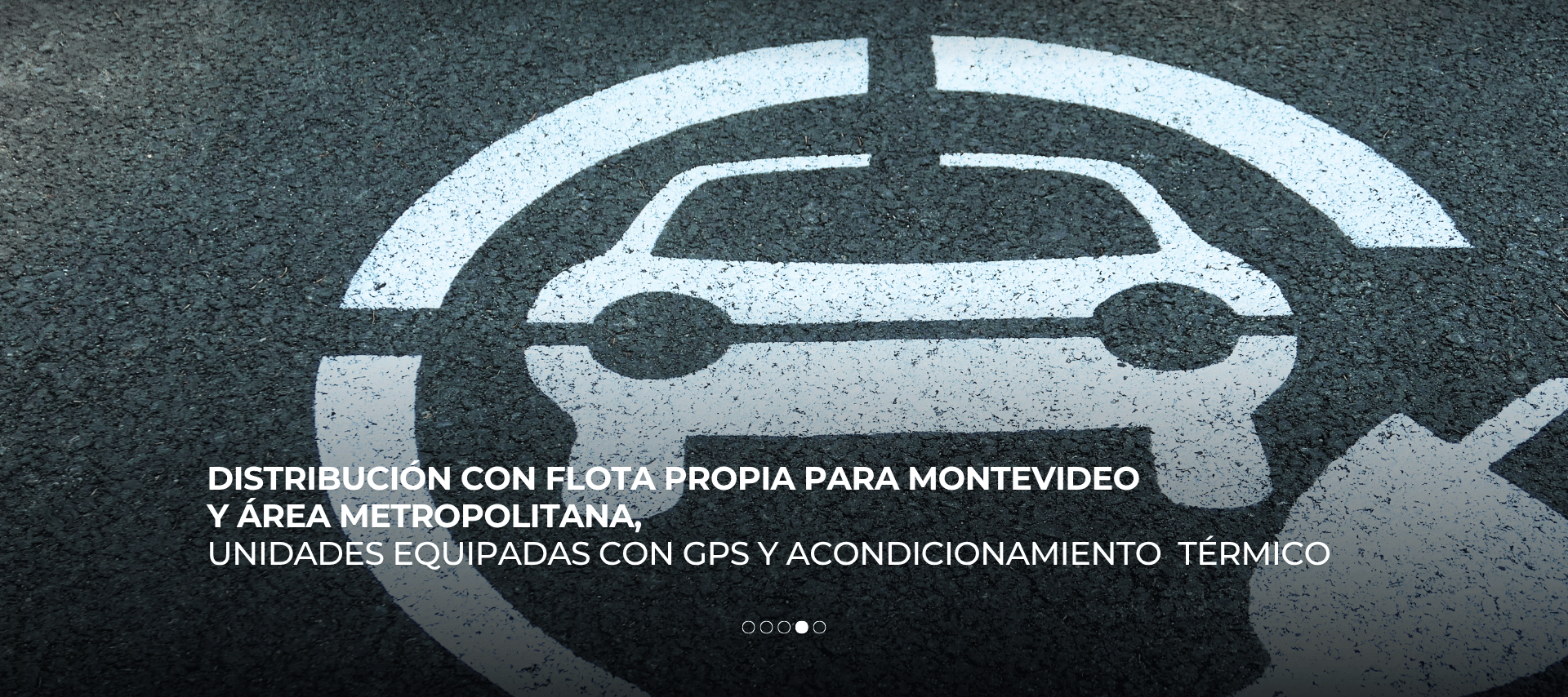Símbolo de recarga de vehículos eléctricos en pavimento para flota de distribución con GPS y acondicionamiento térmico.