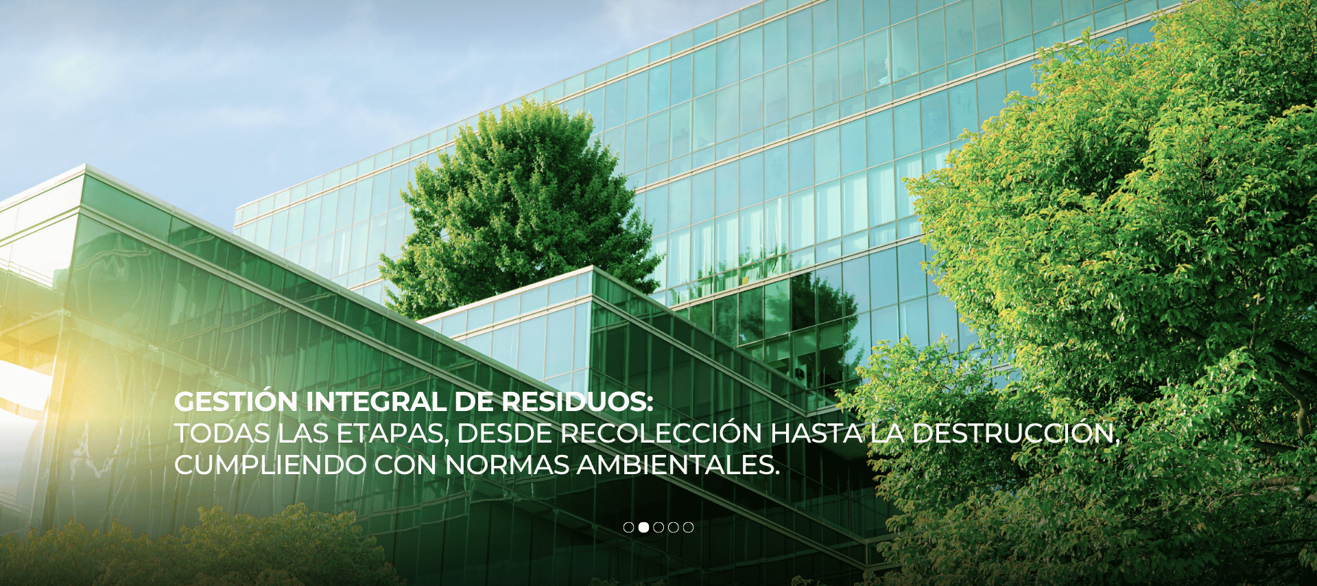 Edificio sustentable de vidrios verdes para la gestión integral de residuos según normas ambientales.
